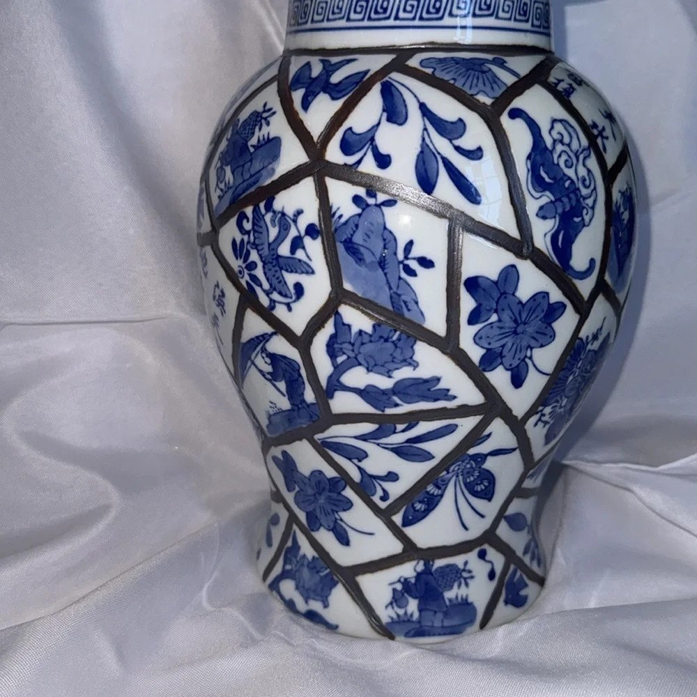 Chinese Blue and White Lidded Jar Hand Painted with Floral and Leaf - Picture 4 of 11